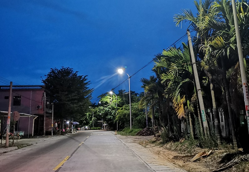 太陽(yáng)能路燈品牌對(duì)比：亮度與續(xù)航力