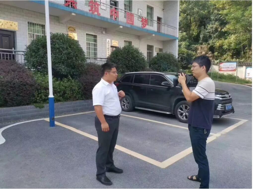 源碼愛心捐贈(zèng)太陽能智慧路燈，照亮亮源鄉(xiāng)精準(zhǔn)扶貧路