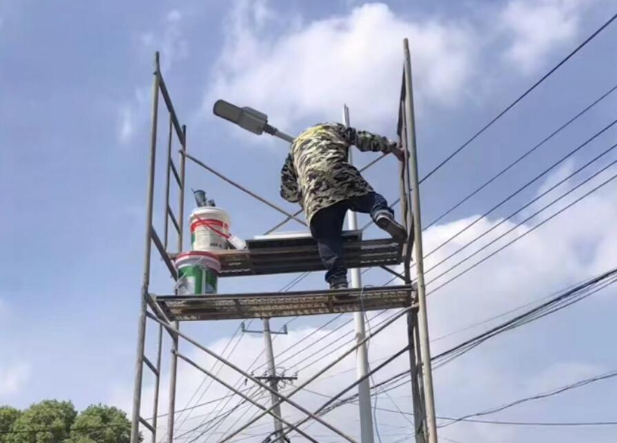 太陽能路燈設計原理及電路